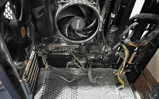 PC con polvo antes del mantenimiento