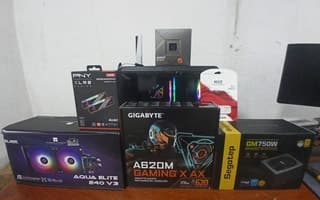 Componentes AMD Ryzen 8500G, DDR5 32GB, SSD M.2 1TB antes del ensamble