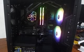 PC para diseño gráfico con AMD Ryzen 8500G ensamblada y funcionando